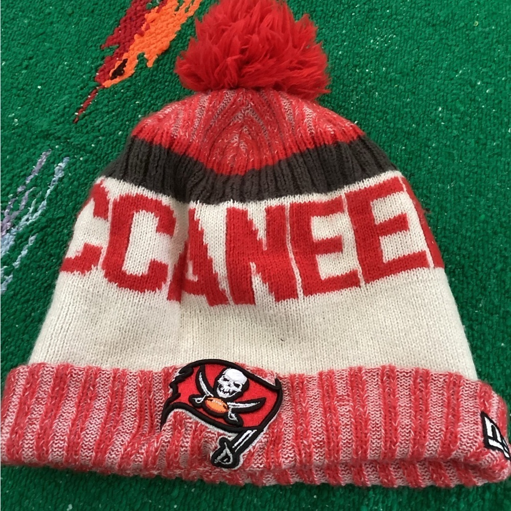 This is a New Era Tampa Bay Buccaneers 2017 Sideline Official Sport Knit hat.